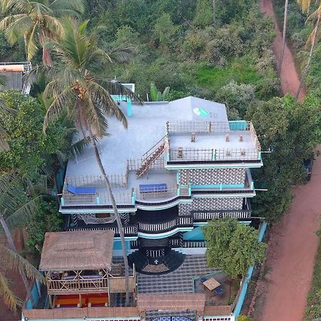 Tropical Wave Hostel Morjim Goa Buitenkant foto