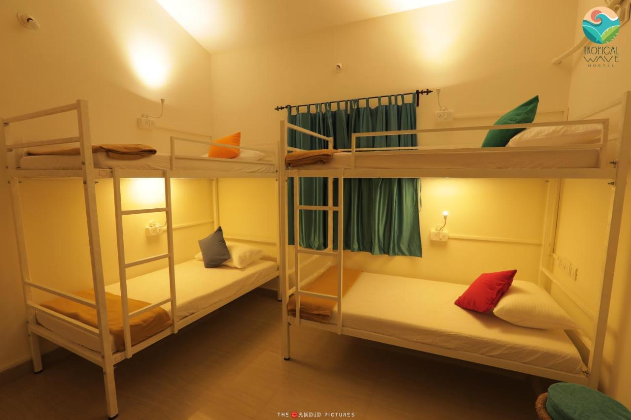 Tropical Wave Hostel Morjim Goa Buitenkant foto