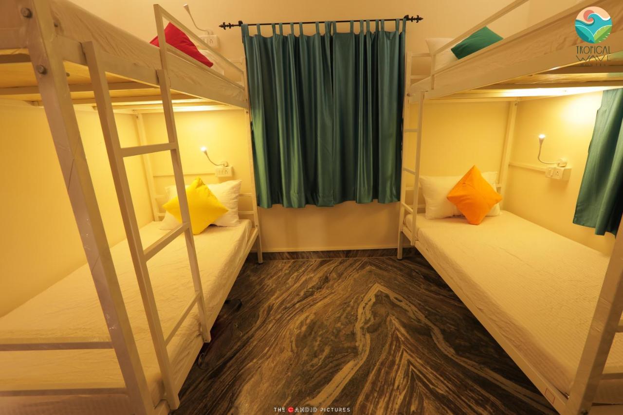 Tropical Wave Hostel Morjim Goa Buitenkant foto