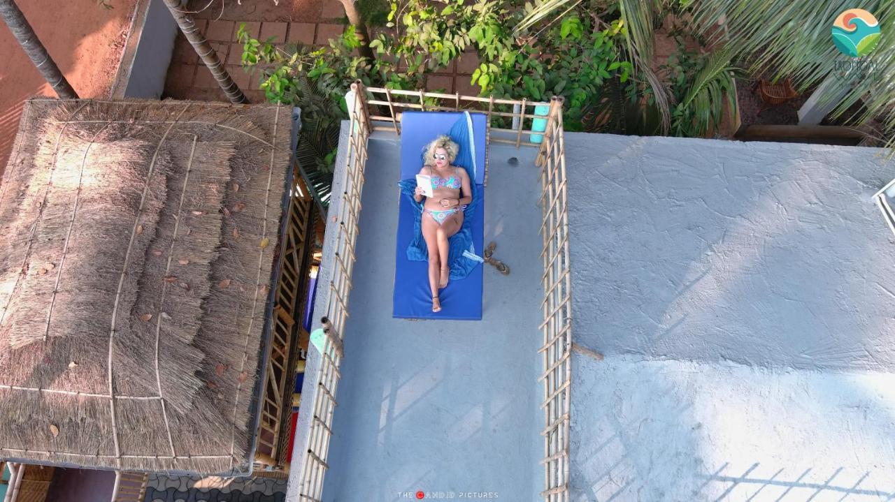 Tropical Wave Hostel Morjim Goa Buitenkant foto