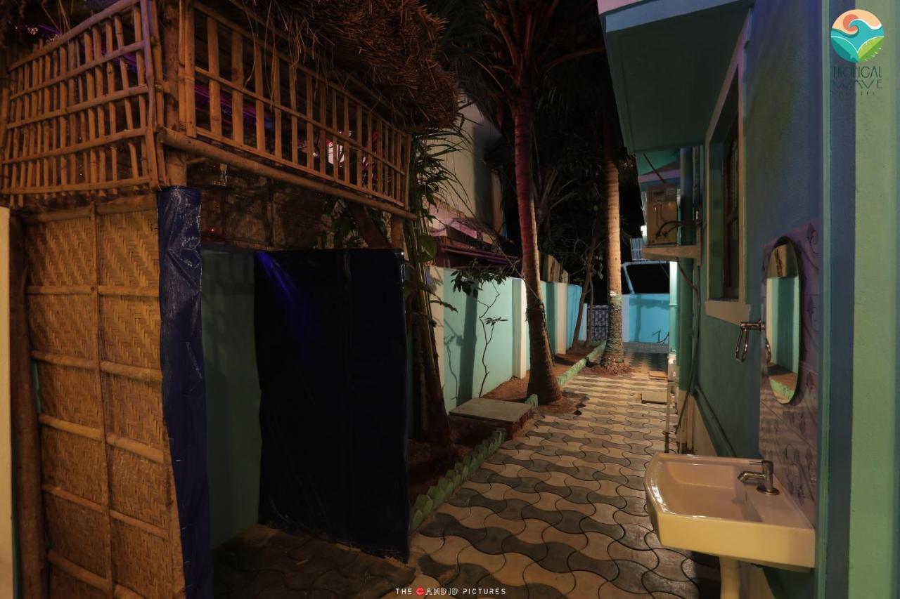 Tropical Wave Hostel Morjim Goa Buitenkant foto