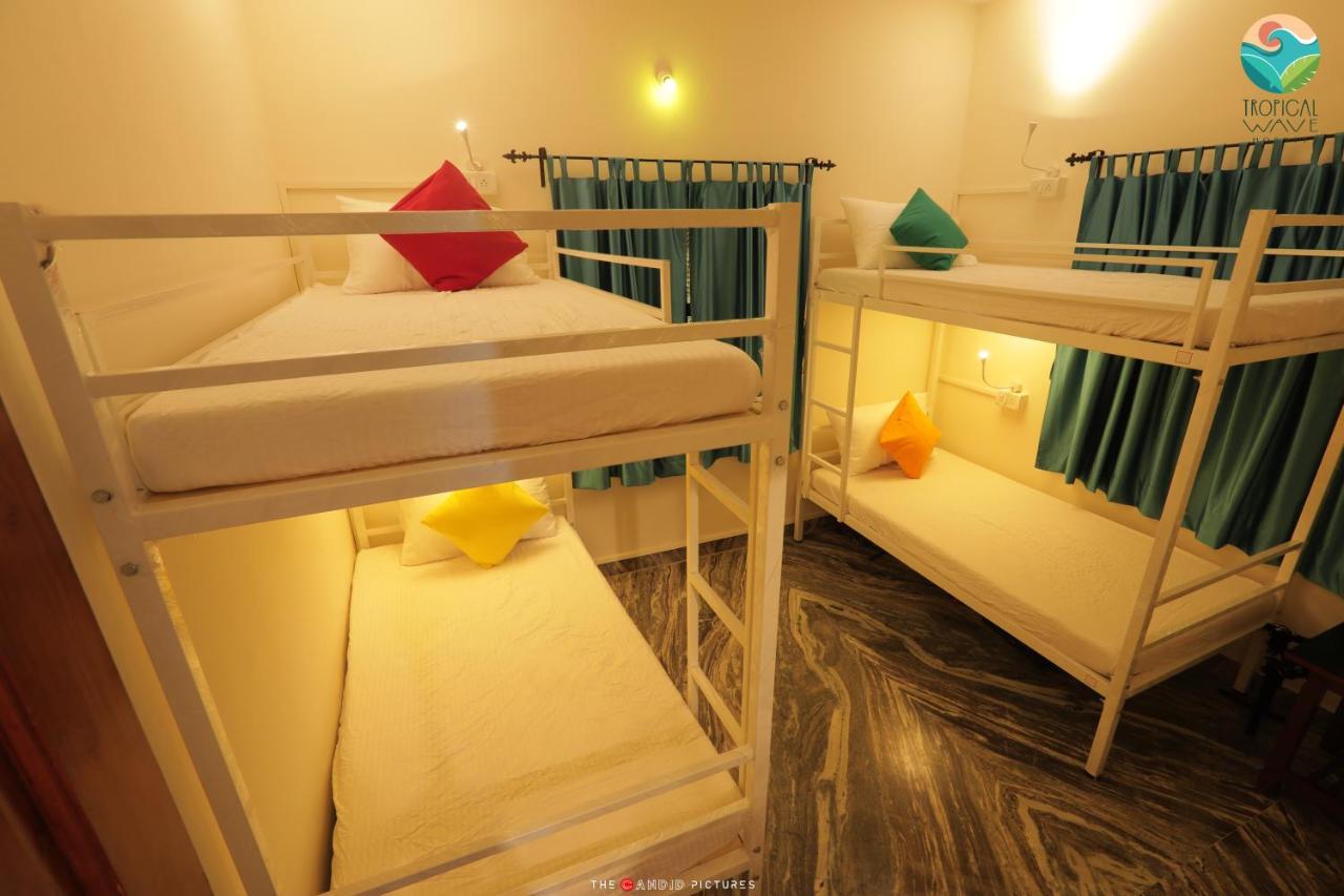 Tropical Wave Hostel Morjim Goa Buitenkant foto