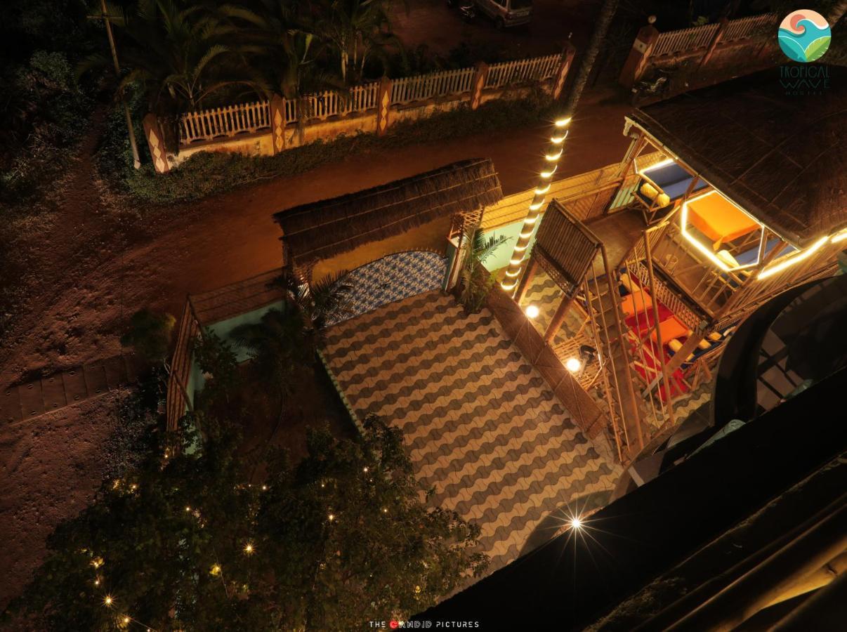 Tropical Wave Hostel Morjim Goa Buitenkant foto