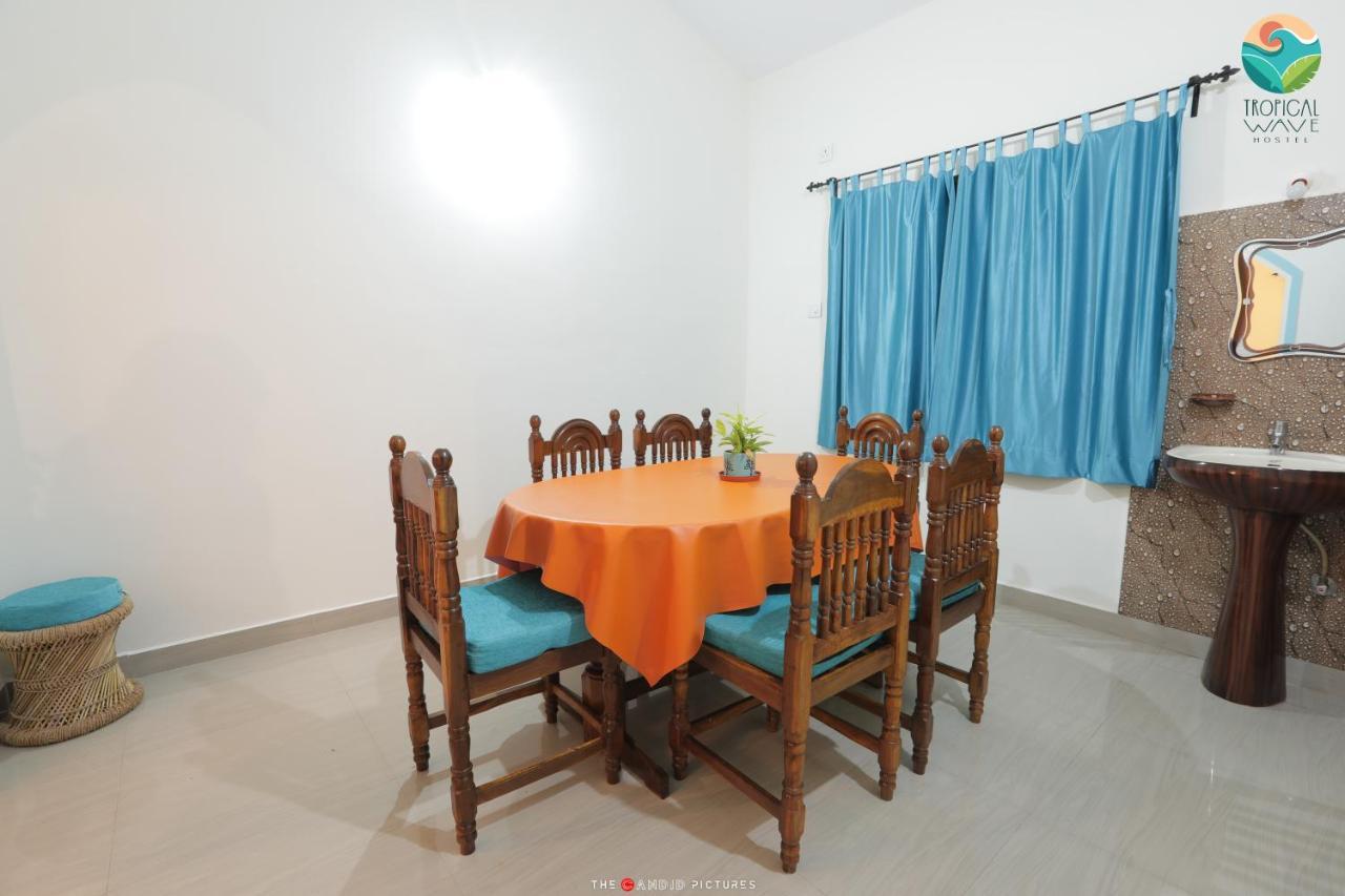 Tropical Wave Hostel Morjim Goa Buitenkant foto