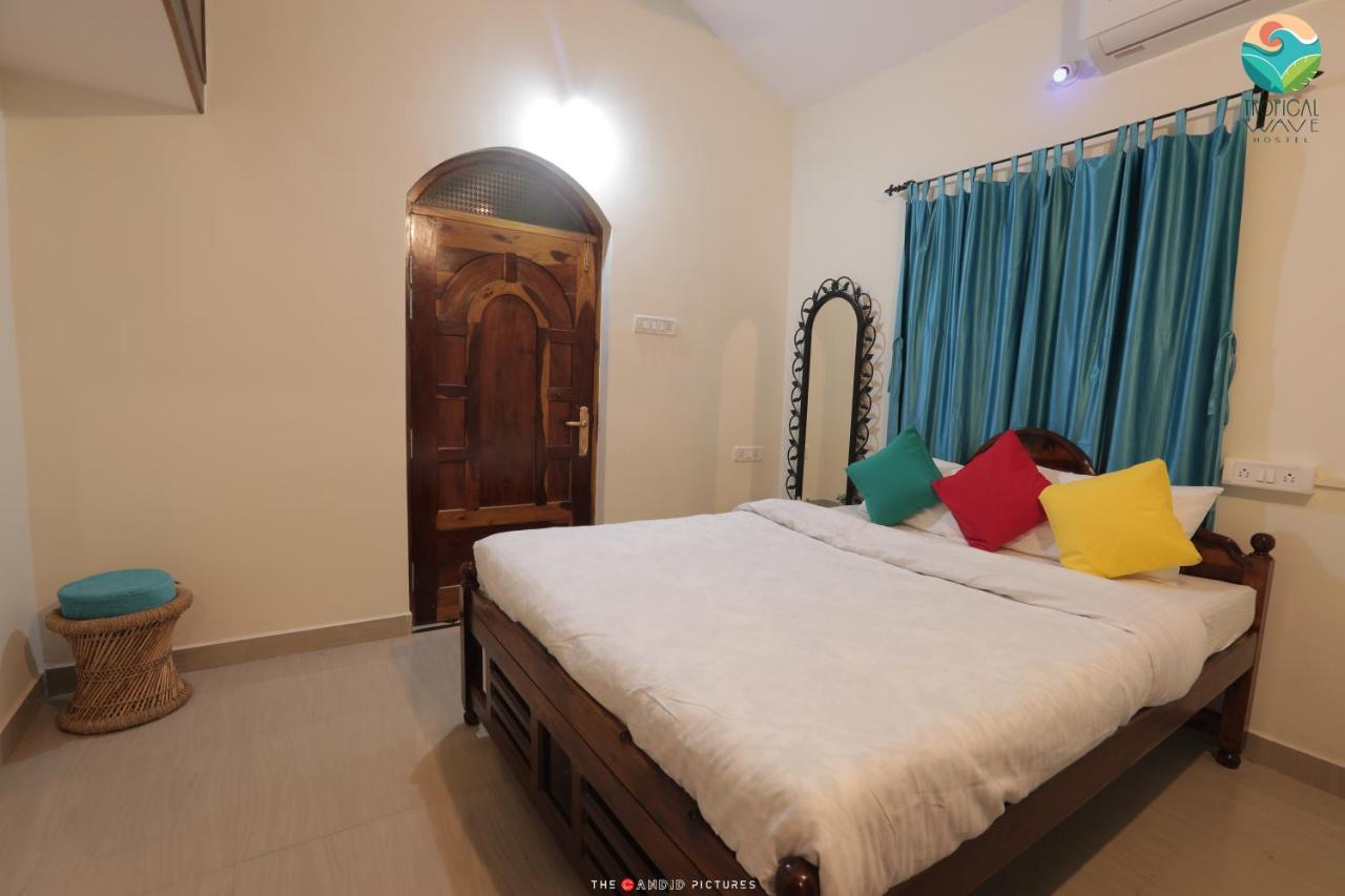 Tropical Wave Hostel Morjim Goa Buitenkant foto