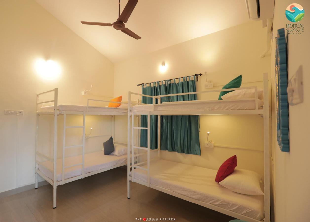 Tropical Wave Hostel Morjim Goa Buitenkant foto