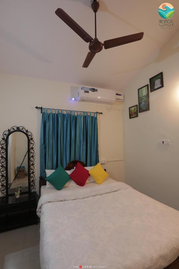 Tropical Wave Hostel Morjim Goa Buitenkant foto