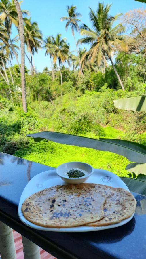 Tropical Wave Hostel Morjim Goa Buitenkant foto