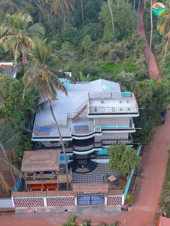 Tropical Wave Hostel Morjim Goa Buitenkant foto