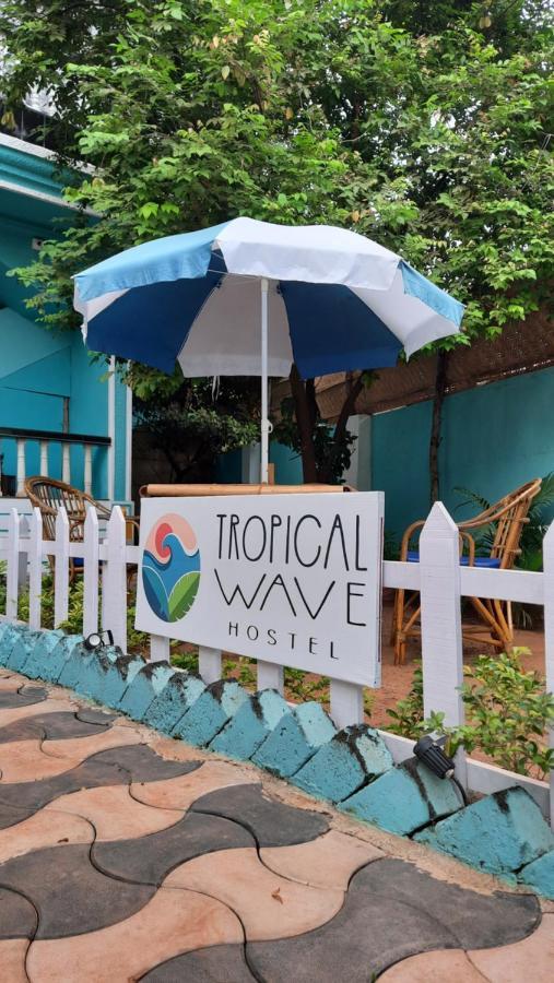 Tropical Wave Hostel Morjim Goa Buitenkant foto