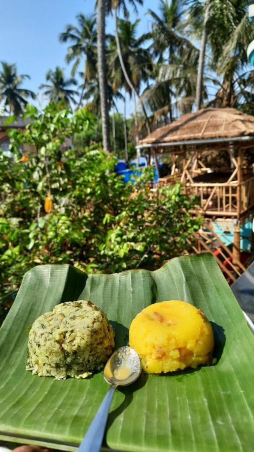 Tropical Wave Hostel Morjim Goa Buitenkant foto