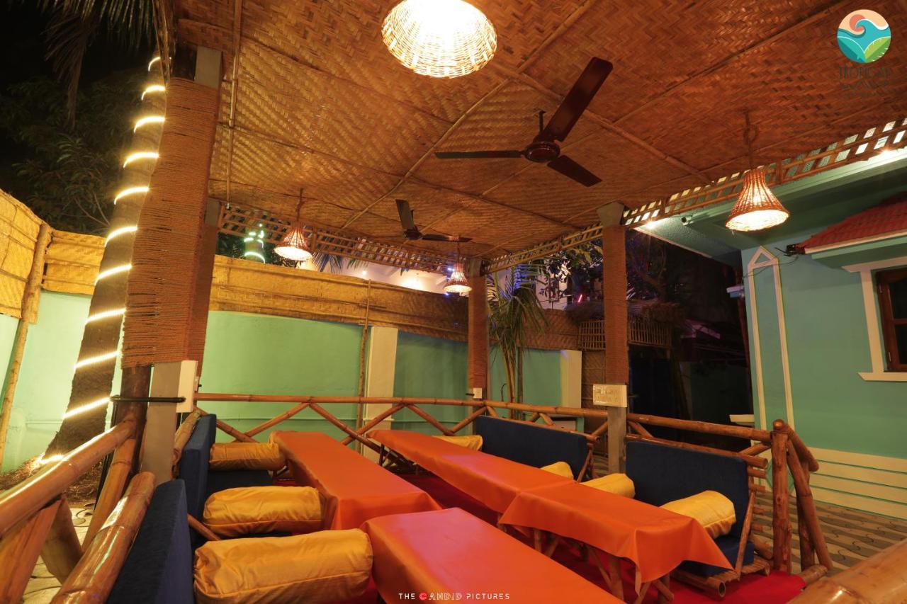 Tropical Wave Hostel Morjim Goa Buitenkant foto