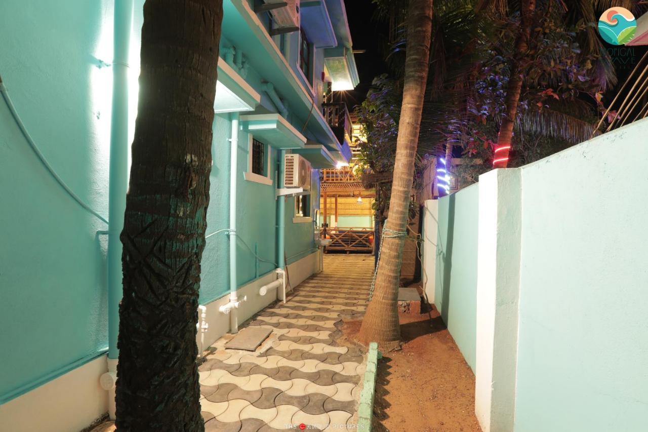 Tropical Wave Hostel Morjim Goa Buitenkant foto