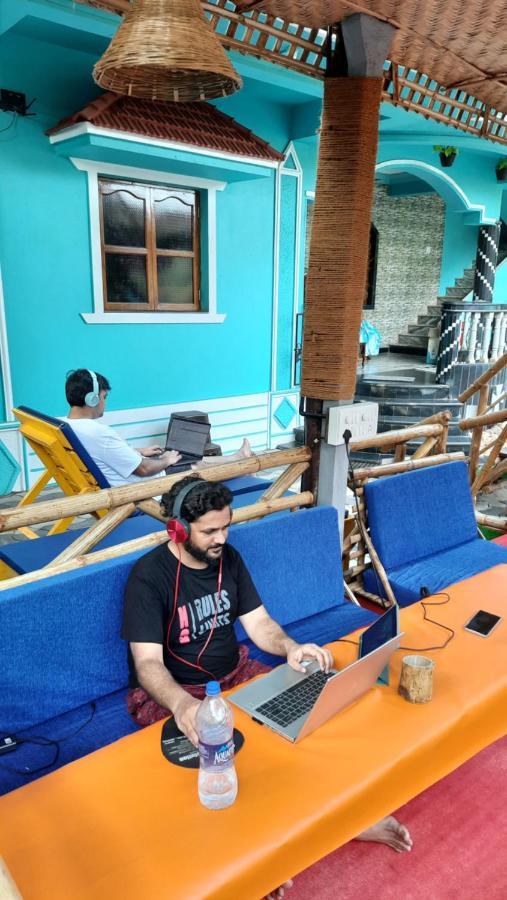 Tropical Wave Hostel Morjim Goa Buitenkant foto