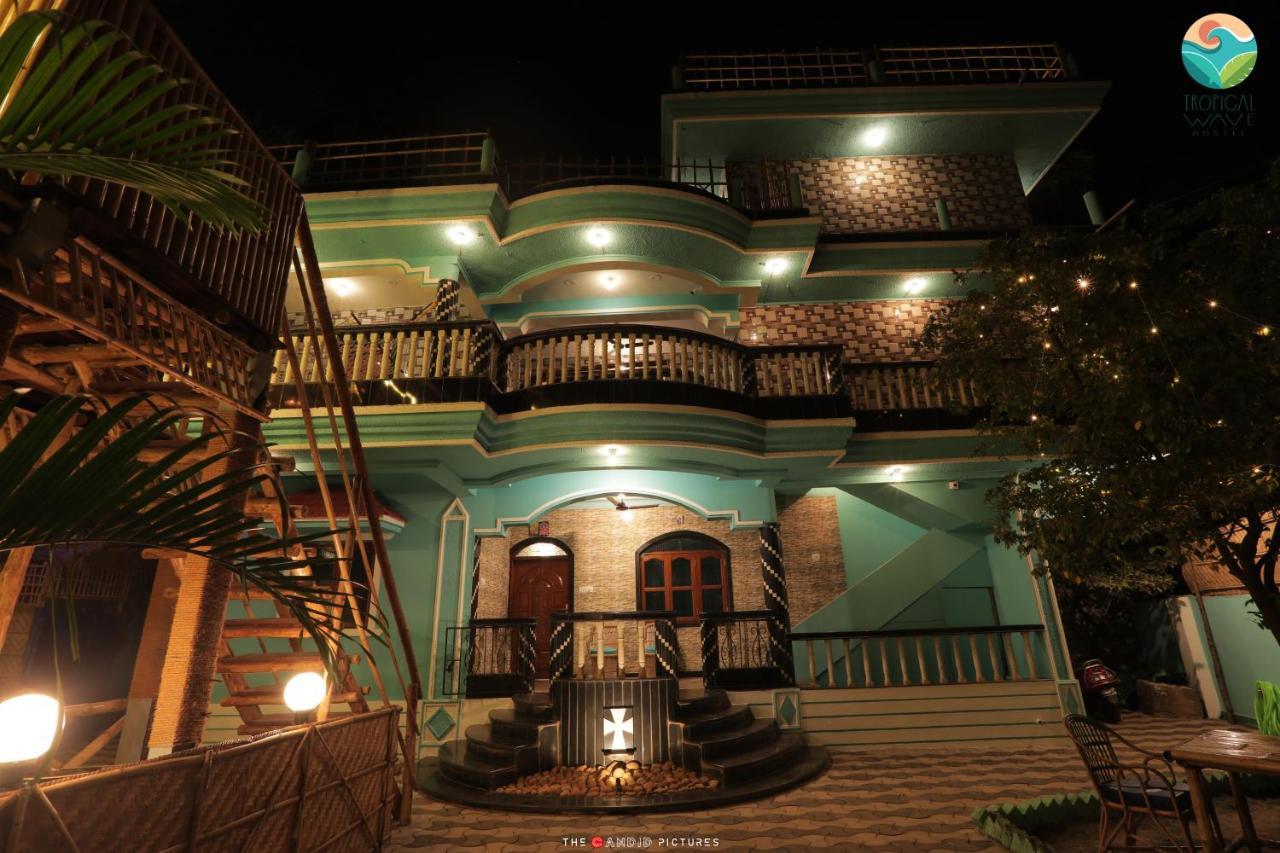 Tropical Wave Hostel Morjim Goa Buitenkant foto