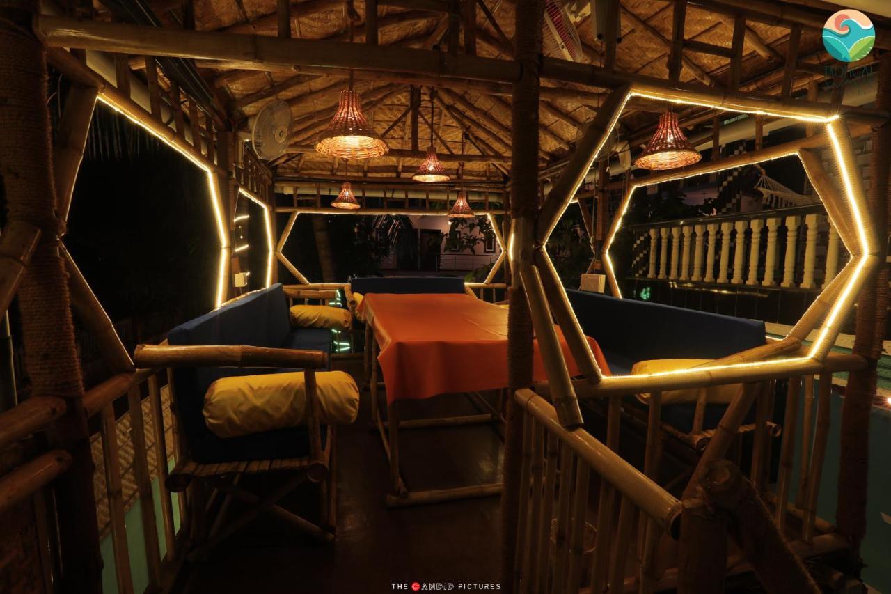 Tropical Wave Hostel Morjim Goa Buitenkant foto