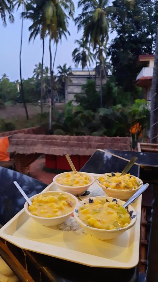 Tropical Wave Hostel Morjim Goa Buitenkant foto