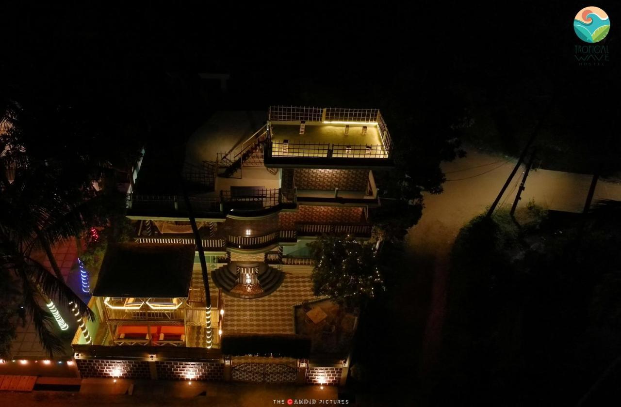 Tropical Wave Hostel Morjim Goa Buitenkant foto