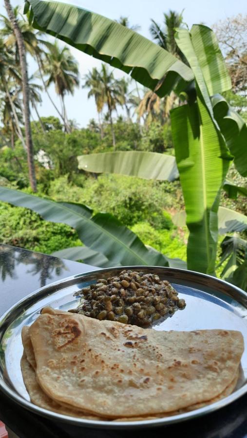 Tropical Wave Hostel Morjim Goa Buitenkant foto