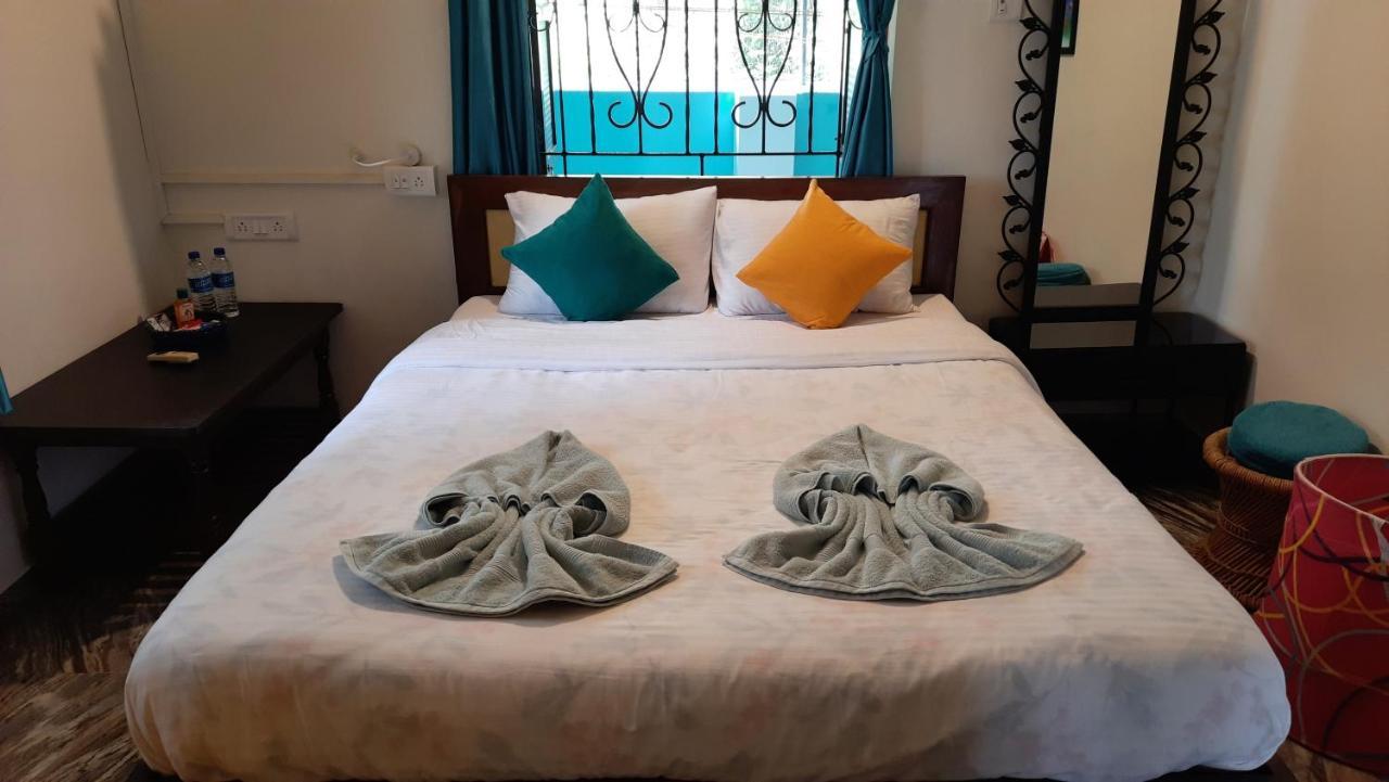 Tropical Wave Hostel Morjim Goa Buitenkant foto