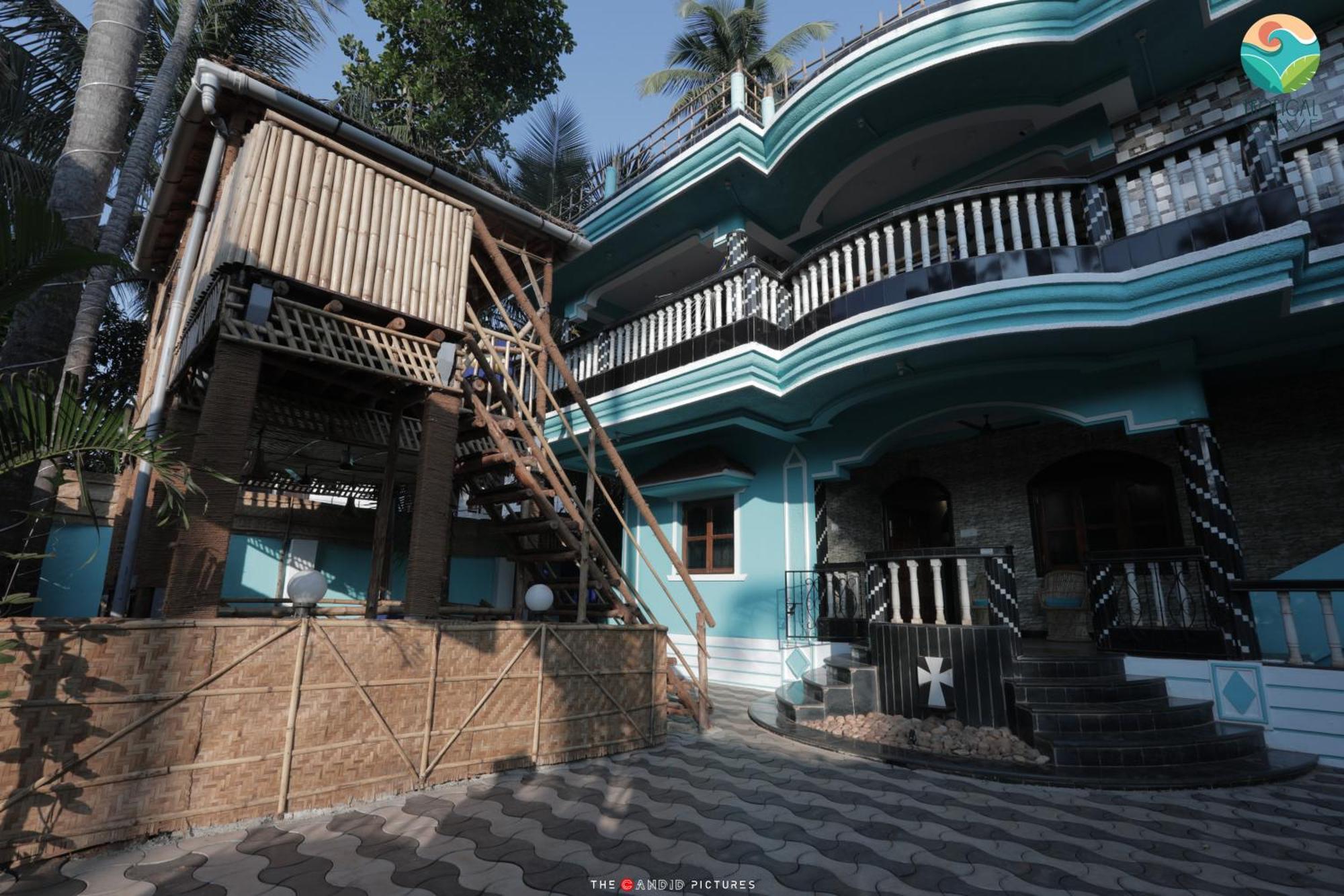 Tropical Wave Hostel Morjim Goa Buitenkant foto