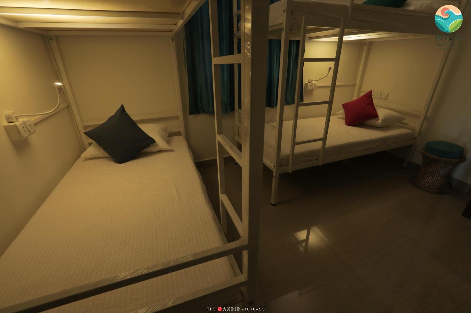Tropical Wave Hostel Morjim Goa Buitenkant foto