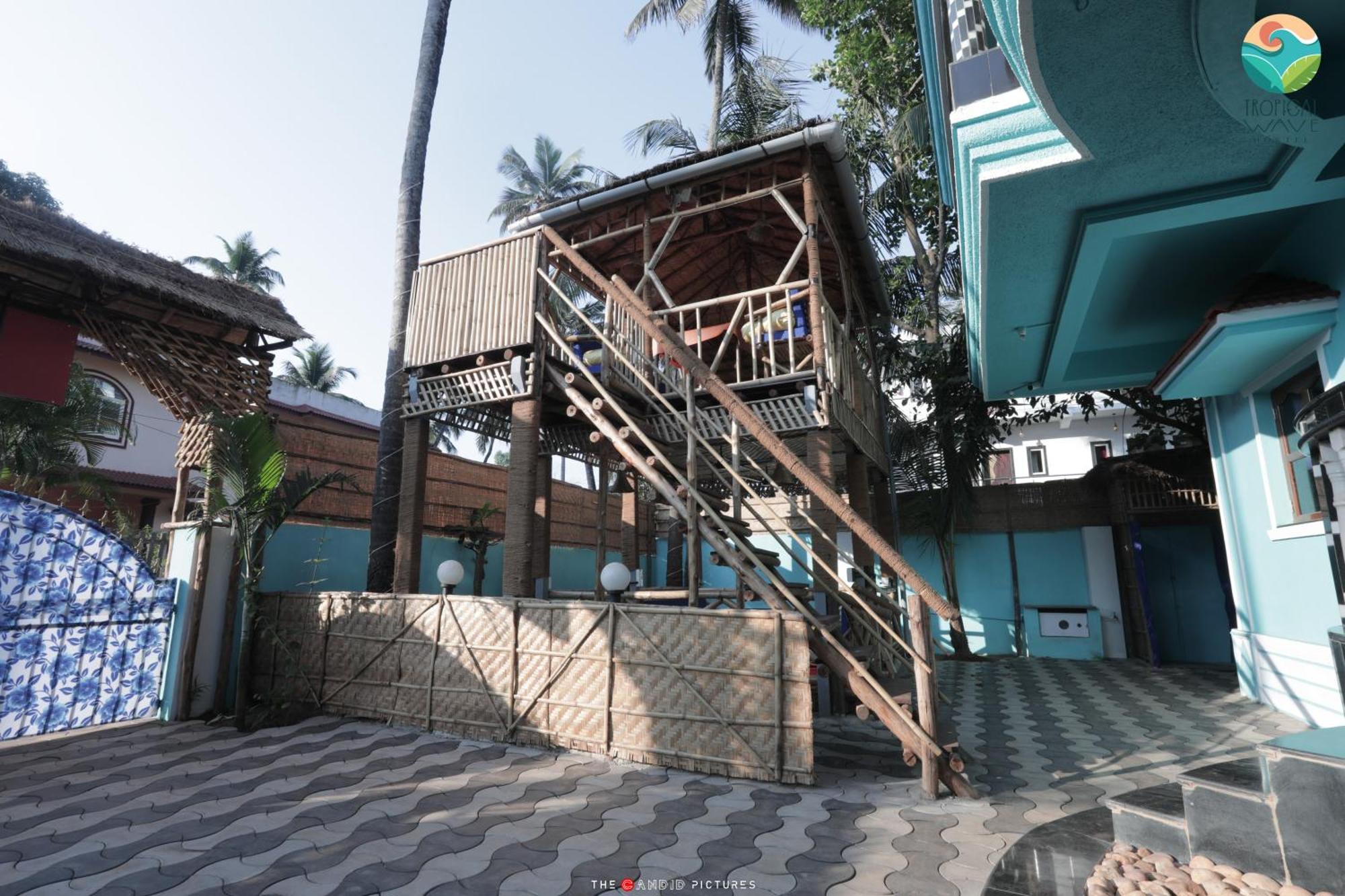 Tropical Wave Hostel Morjim Goa Buitenkant foto