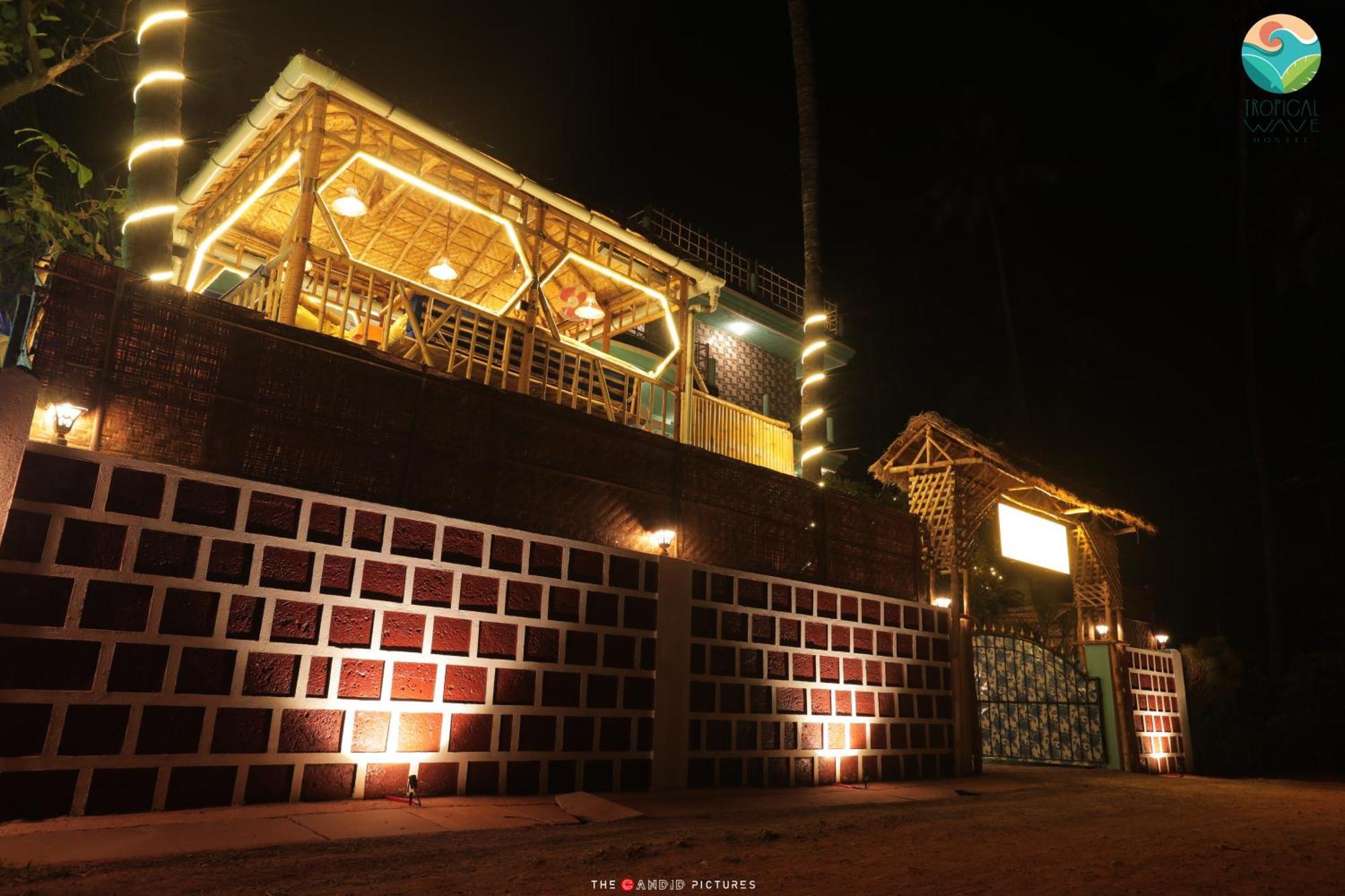 Tropical Wave Hostel Morjim Goa Buitenkant foto