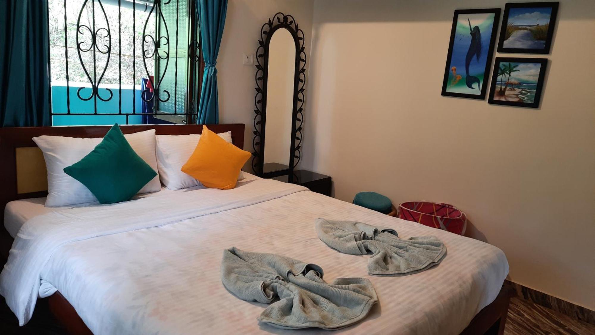 Tropical Wave Hostel Morjim Goa Buitenkant foto