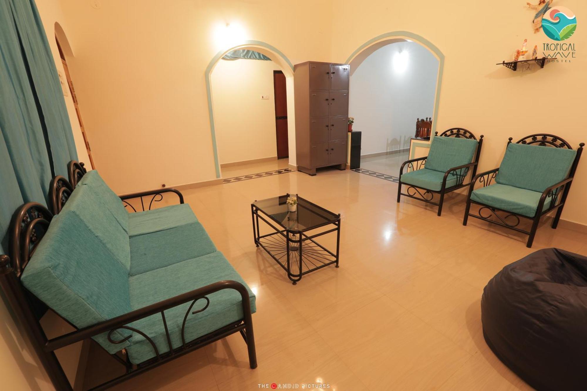 Tropical Wave Hostel Morjim Goa Buitenkant foto