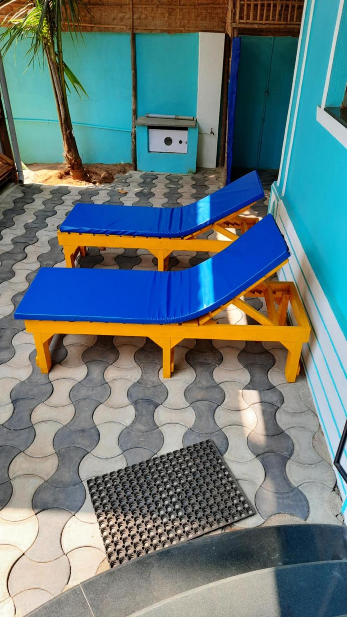 Tropical Wave Hostel Morjim Goa Buitenkant foto