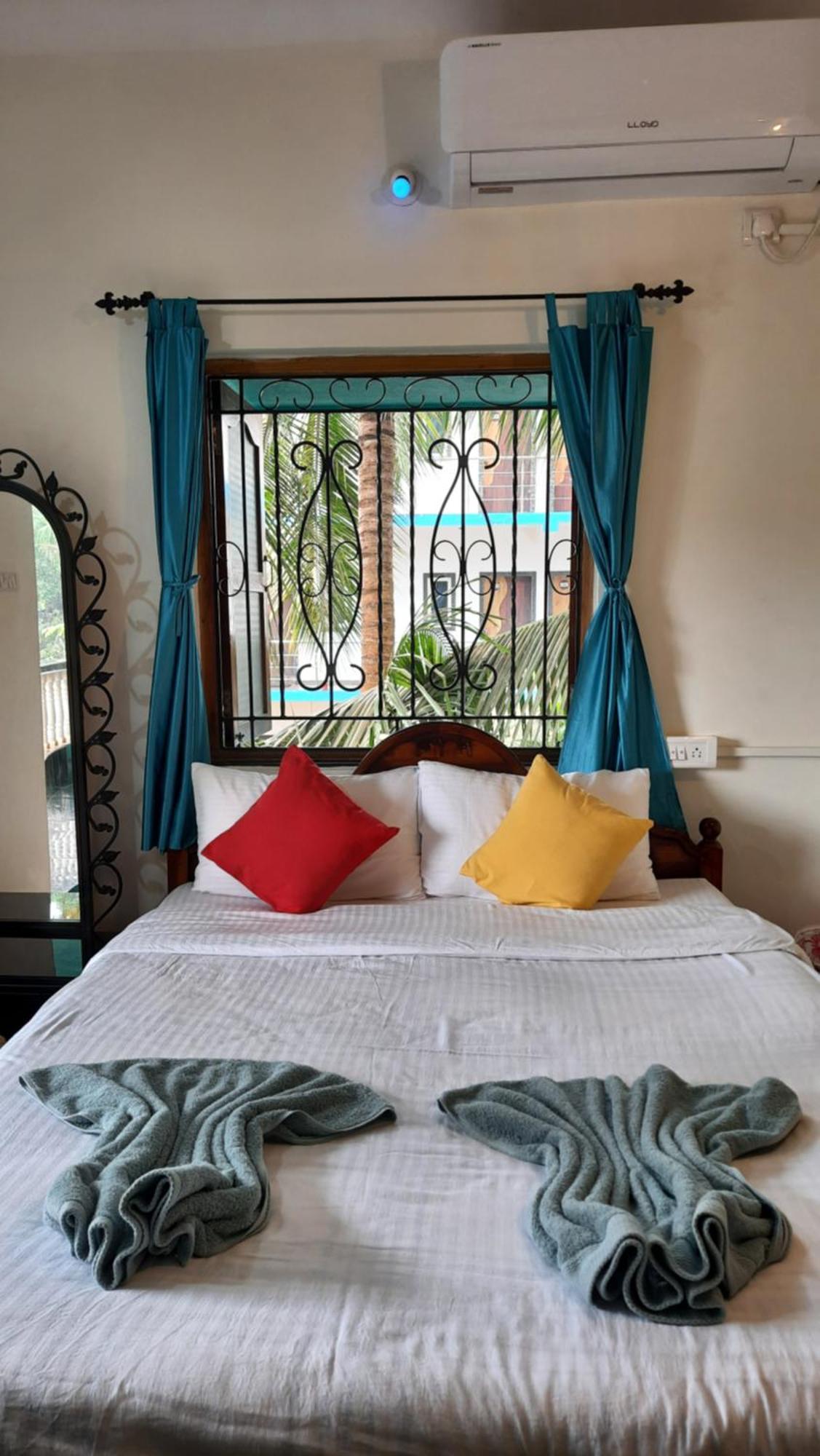 Tropical Wave Hostel Morjim Goa Buitenkant foto