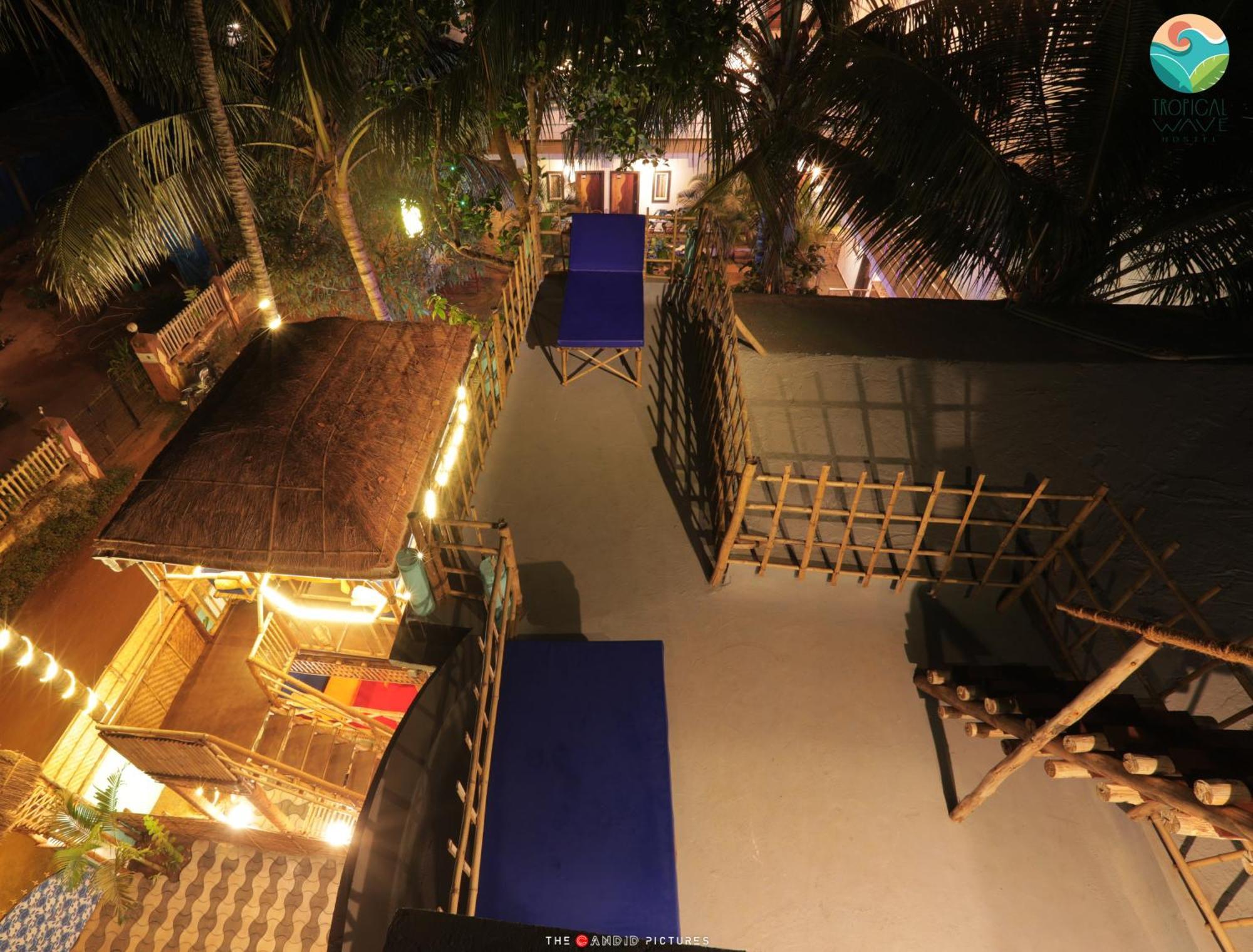 Tropical Wave Hostel Morjim Goa Buitenkant foto